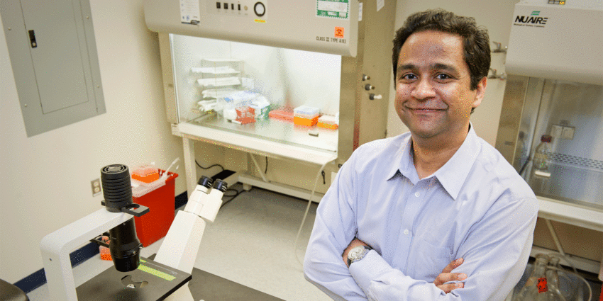 Anand Asthagiri博士在实验室