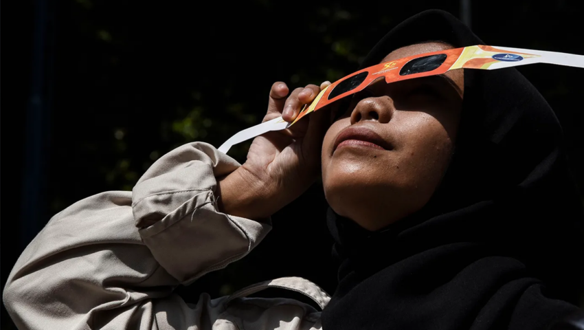 一个女人用防护眼罩看eclipse