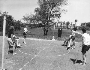 物理治疗学生实践锻炼与拐杖和轮椅、ca。1960