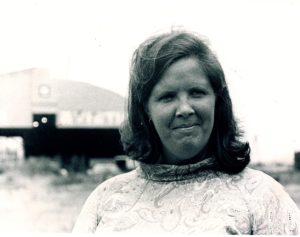 玛丽艾伦•韦尔奇(jack Welch)的照片,爱尔兰裔白人妇女在黑色和白色。她微笑着她的嘴关闭,直接盯着摄像机。