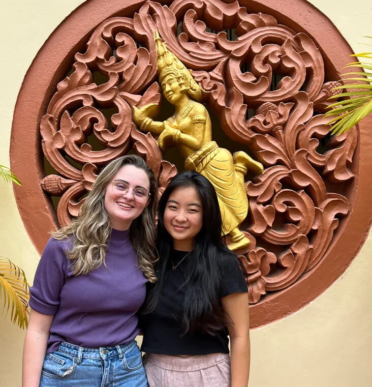 东北大学的学生们建立关系和技能指导年轻女性在柬埔寨